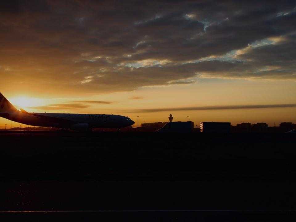 Vliegtuig bij Schiphol in de zonsondergang