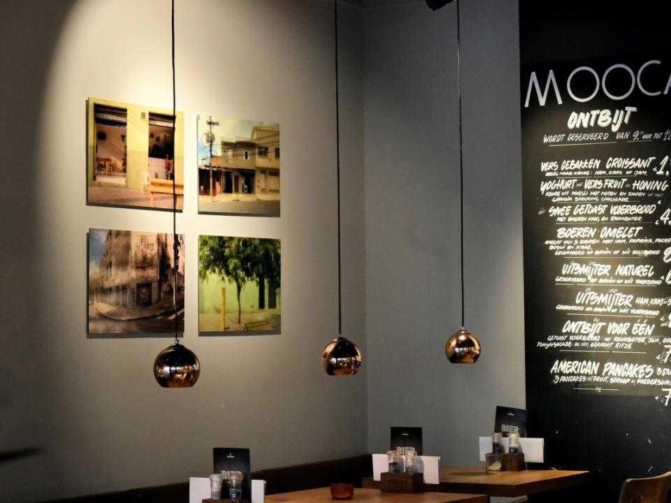 Interieur Mooca met grote menukaart op de muur geschreven