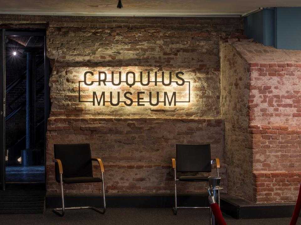 Foto van het lichtgevende logo in het Cruquius Museum
