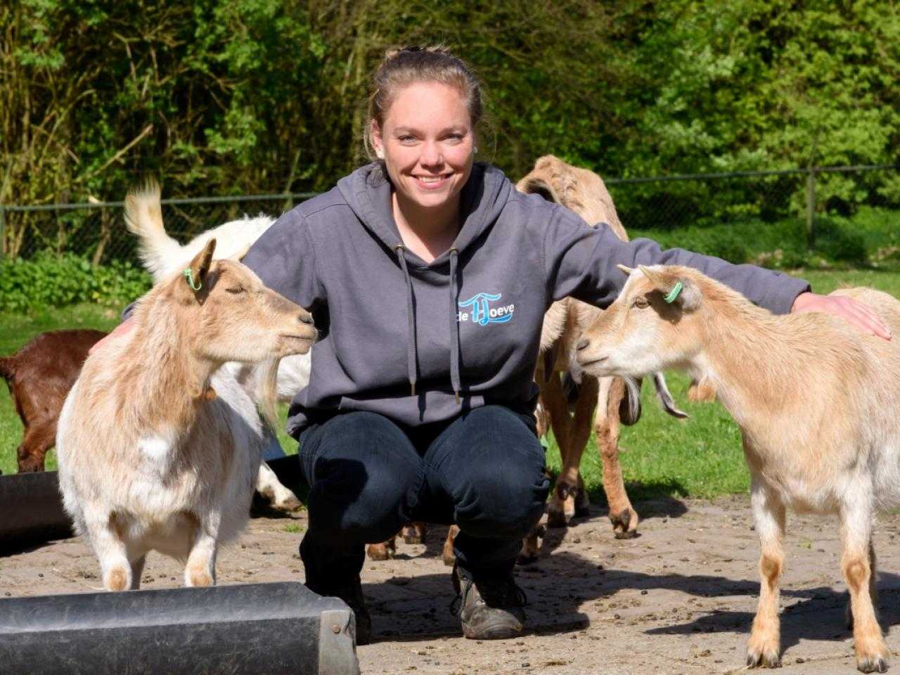 Medewerker met 2 geitjes bij Kinderboerderij de Hoeve