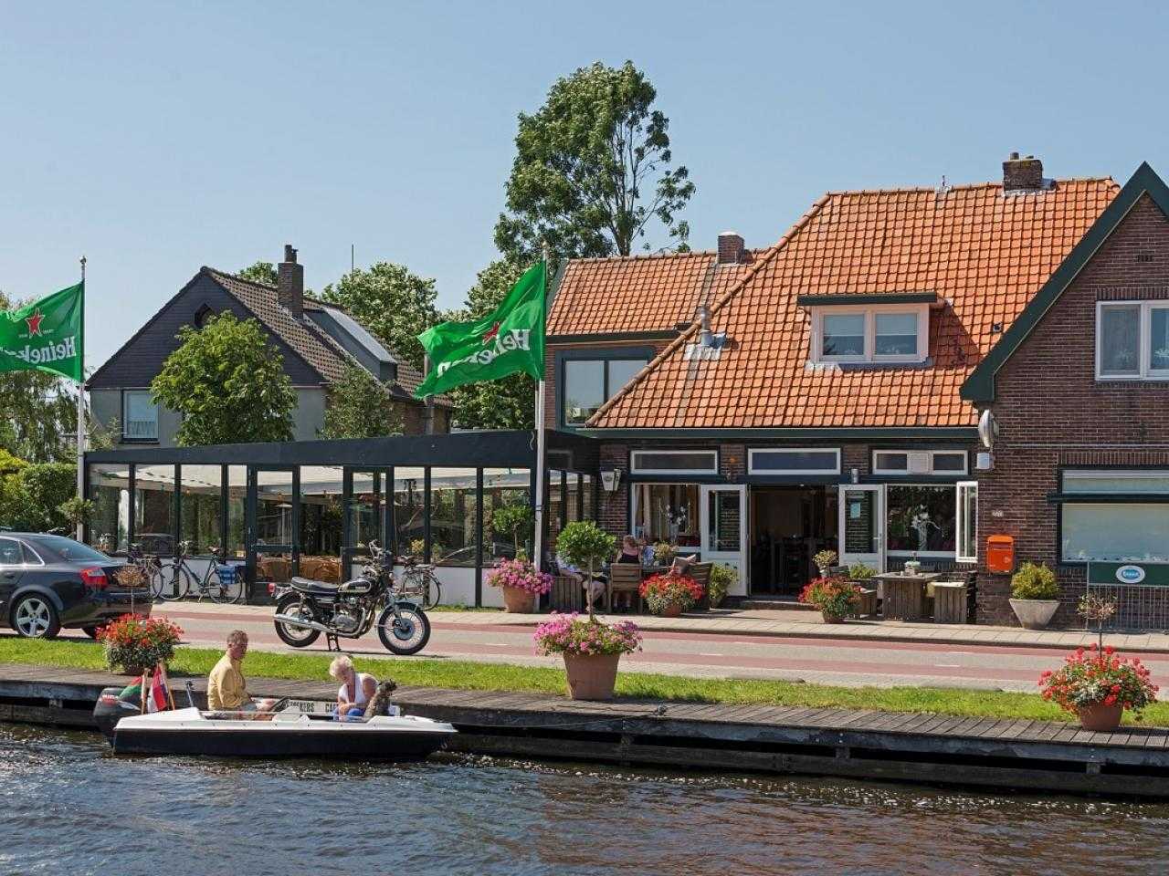 Café restaurant Wink in Oude Meer aan de Schipholdijk. 