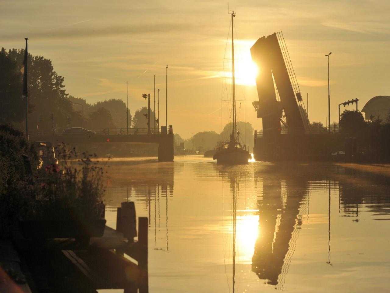 Ringvaart en brug naar Aalsmeer. 